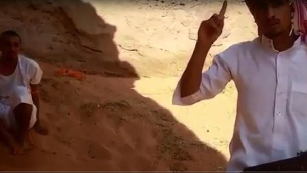 الفيديو يظهر رجلا يحمل مدفعا رشاشا ورجلا آخر مكبلا اليدين وقد بدت عليه علامات الذعر