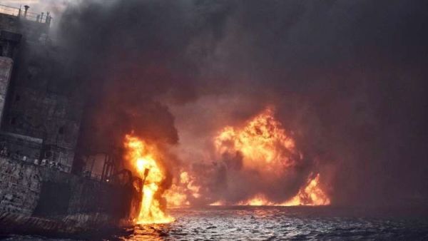 الناقلة الإيرانية غرقت بشكل كامل بعد أن اندلعت النيران مجددا فيها 