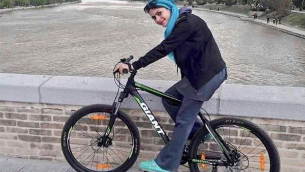 لتحدي فتوى خامنئي.. شابات يقدن دراجات هوائية في إيران
