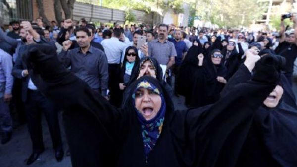 تظاهرة أمام السفارة السعودية بطهران