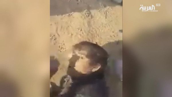 يظهر الفيديو قيام العناصر بإطلاق النار على الطفل، قبل أن يقوموا بسحقه بدبابة