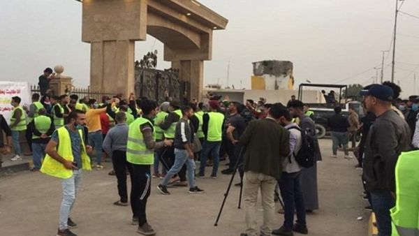 متظاهرون أمام مبنى محافظة البصرة