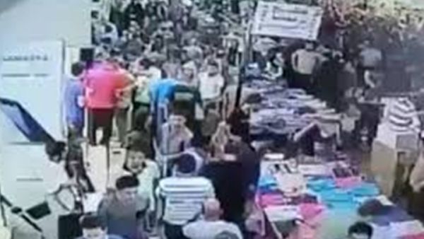 كانت الصرخة كافية لتهز السوق وتثير حالة من الخوف والذعر - فيديو