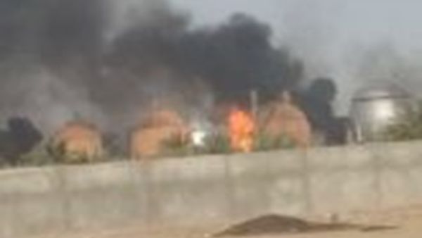 النيران تتصاعد في منشأة غاز التاجي شمال بغداد - تويتر
