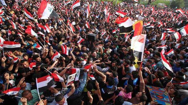 عشرات الآلاف من أتباع الصدر يتظاهرون في ساحة التحرير وسط بغداد