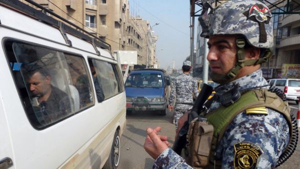 المتظاهرين وصلوا إلى نقطة التفتيش الأخيرة داخل مطار النجف الدولي