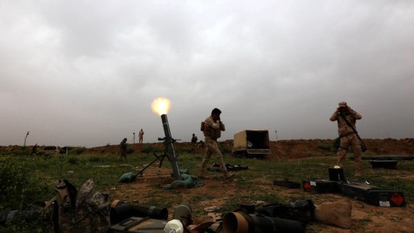 Iraqi soldiers fire artillery as they hold a position on the outskirts of Makhmur, about 175 miles north of Baghdad, on March 26, 2016, during a military operation to recapture Mosul from Daesh. (AFP/Safin Hamed)