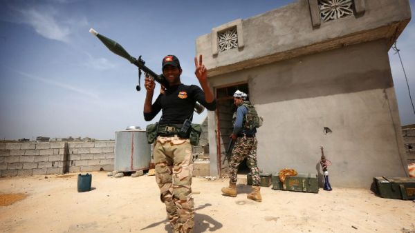 Iraqi soldiers hold a position on the roof of a building near the frontline on April 9, 2016 during military operations to recapture the northern Nineveh province from Daesh. (AFP/Safin Hamed)