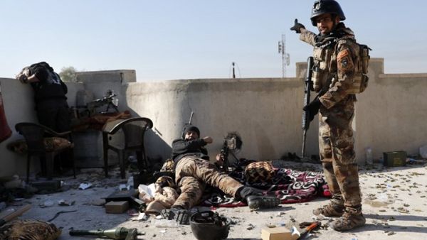 عناصر من الحشد الشعبي خلال اشتباكات مع التنظيم قرب تلعفر- أ ف ب