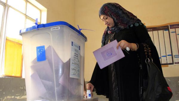 An Iraqi woman casts her vote at a polling station during provincial elections on June 20, 2013 in the Anbar province. Iraqis in two Sunni-majority provinces voted under heavy security in delayed provincial polls as the country grapples with a surge in nationwide violence and months of angry protests. (AFP/AZHAR SHALLAL)