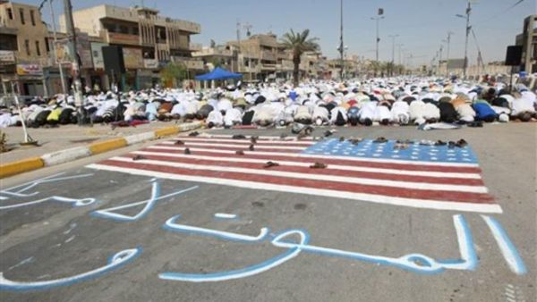 عراقيون يؤدون صلاة الجمعة في مسجد بمدينة الصدر/أ.ف.ب