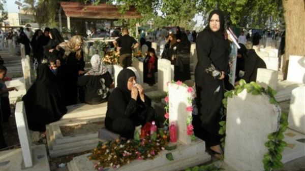 عراقيات يزرن المقابر في اول ايام عيد الفطر/أ.ف.ب