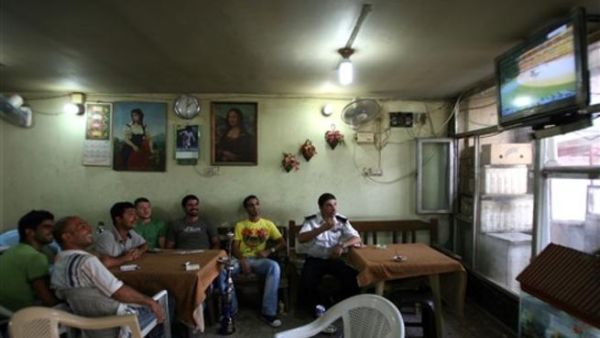 عراقيون يتابعون حفل افتتاح المونديال في احد مقاه بغداد الخميس/أ.ف.ب