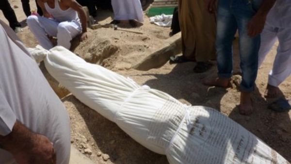 عائلة في النجف تدفن احد افرادها وقد قتل في تفجير/أ.ف.ب