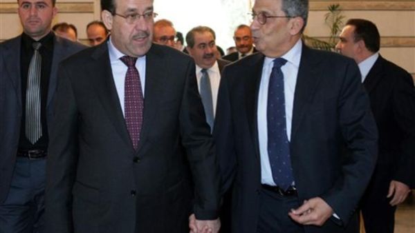 نوري المالكي مستقبلا عمر موسى في بغداد/أ.ف.ب