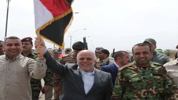 حيدر العبادي يرفع العلم العراقي فوق منفذ حصيبة الحدودي