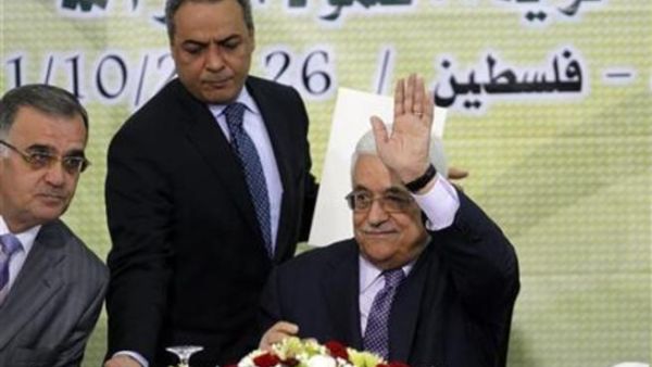 عباس يلوح أثناء اجتماع للمجلس الثوري لحركة فتح في رام الله بالضفة الغربية 
