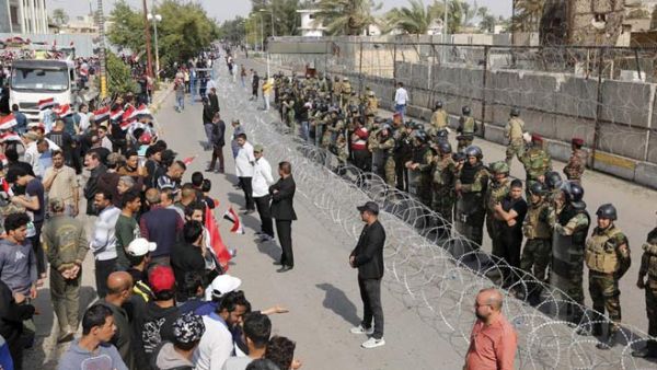  أنصار رجل الدين الشيعي البارز، مقتدى الصدر، يقتحمون المنطقة الخضراء في بغداد