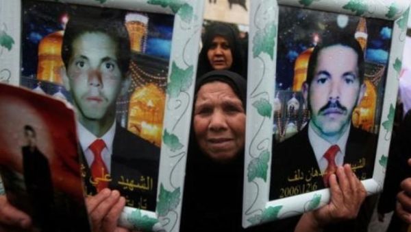 اسر ضحايا العنف الطائفي يطالبون باعدام القتلة خلال تظاهرة في ساحة التحرير وسط بغداد الجمعة 
