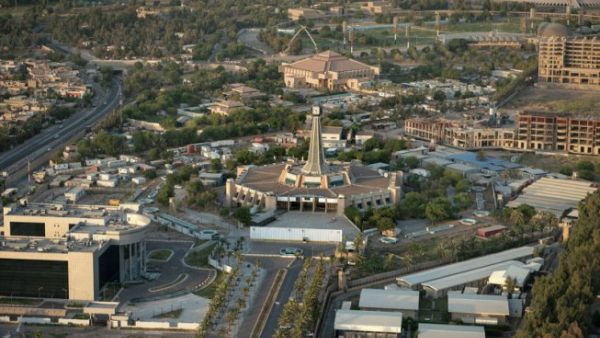 عمليات رفع الحواجز الإسمنتية من بعض الشوارع في المنطقة الخضراء مستمرة