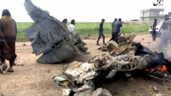 عناصر داعش يستعرضون غربي كركوك وهم يحملون أشلاء جثث 3 طيارين عراقيين