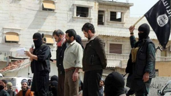 داعش يعدم 4 مدنيين من الفلوجة أمام حشد من الناس بتهمة التجسس