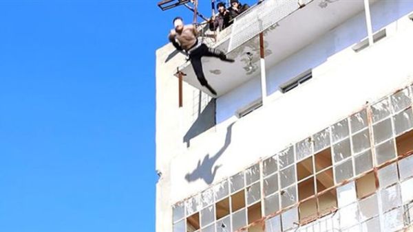 داعش يلقى 3 أشخاص من سطح بناية شركة التأمين الوطنية، في شارع الجمهورية، وسط الموصل