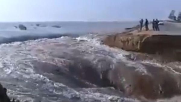 انهيار جانب من طريق "عبد الله أبو نجم" الواقع بين مدينتي السماوة والنجف