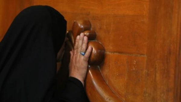 تقبيل باب ضريح الامام الكاظم/أ.ف.ب