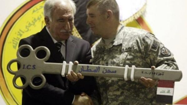 الميجور جنرال الاميركي جيري كانون (يمين) يسلم وزير العدل دارا نور الدين مفتاحا رمزيا لمعتقل كروبر
