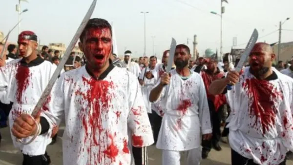 عراقيون شيعة يحيون ذكرى عاشوراء في بغداد 