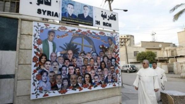 لافتوت تحمل صور ضحايا مجزرة سيدة النجاة في بغداد