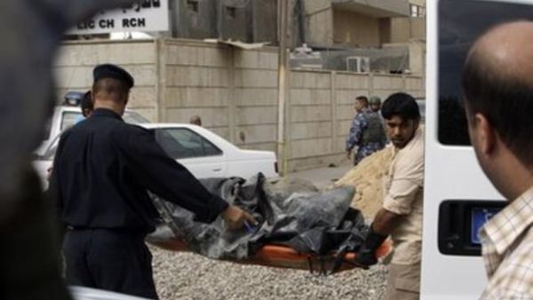 شرطي عراقي يقف امام كنسية في بغداد احتجز فيها مسلحون منتمون لتنظيم القاعدة رهائن
