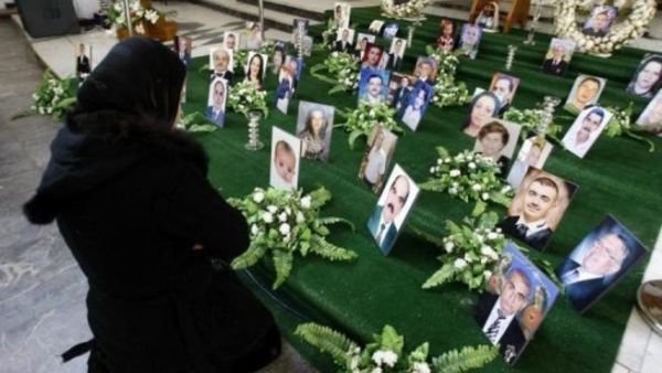 عراقية مسيحية تصلي امام صور ضحايا الهجوم على كنيسة سيدة النجاة في بغداد