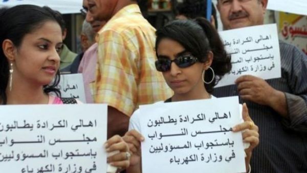 عراقيون يشاركون في تظاهرة في بغداد السبت احتجاجا على انقطاع التيار الكهربائي