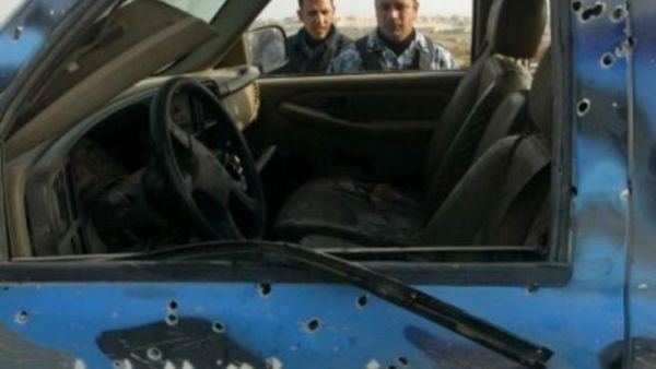 سيارة للشرطة تضررت اثر انفجار عبوة ناسفة في كركوك 
