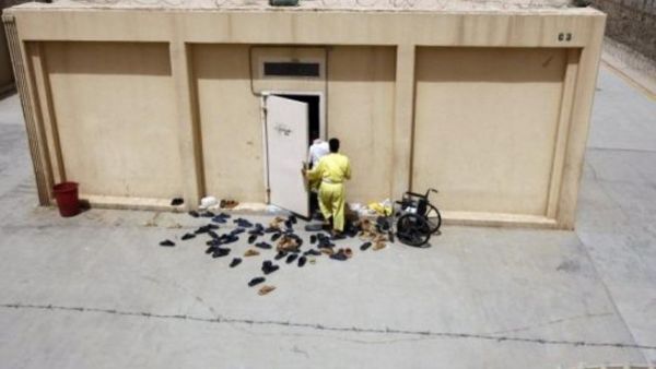 سجناء يخلعون احذيتهم قبيل دخولهم احدى غرف معسكر كروبر
