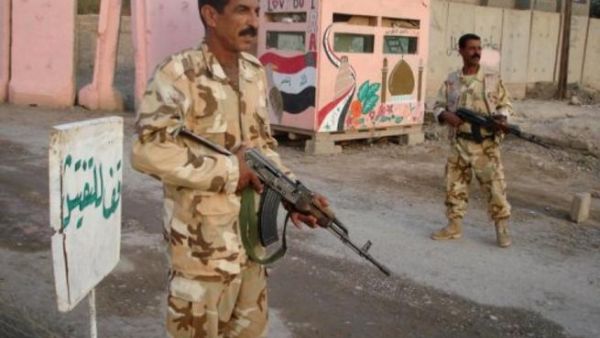 عناصر من قوات الصحوة امام حاجز في مدينة سامراء شمال العراق
