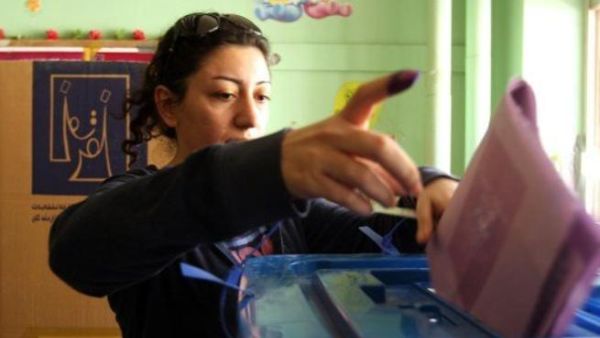 أفتتحت صناديق الاقتراع للناخبين في الساعة السابعة صباحا