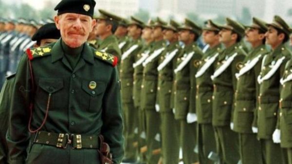 عزة ابراهيم الدوري خلال حفل عسكري بمناسبة يوم الشهيد في بغداد في الاول من كانون الاول/ديسمبر 1999