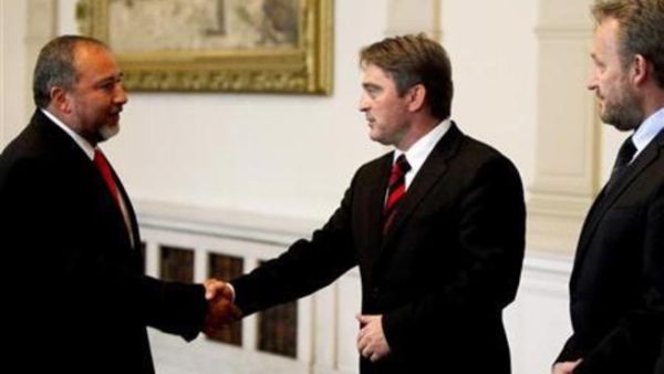 رئيس المجلس الرئاسي للبوسنة زليكو كومسيتش (في الوسط) يصافح وزير الخارجية الاسرائيلي افيجدور ليبرمان لدى استقباله له في سراييفو 
