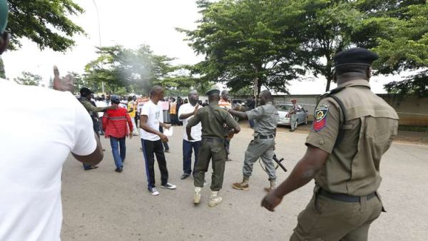 خلاف بين العتالين المسلمين والمسيحيين في أحد الأسواق المحلية