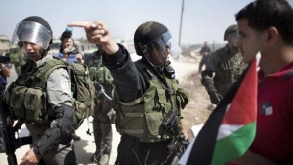 جنود اسرائيليون يفرقون تظاهرة لفلسطينيين في النبي صالح
