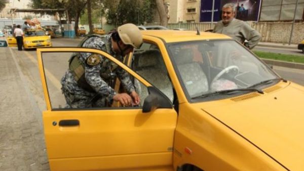 شرطي يفتش سيارة في بغداد في اطار اجراءات امنية لمنع التفجيرات/أ.ف.ب