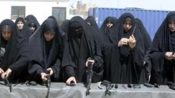 شرطيات عراقيات يتدربن على فك وتركيب السلاح في اكاديمية الشرطة في كربلاء