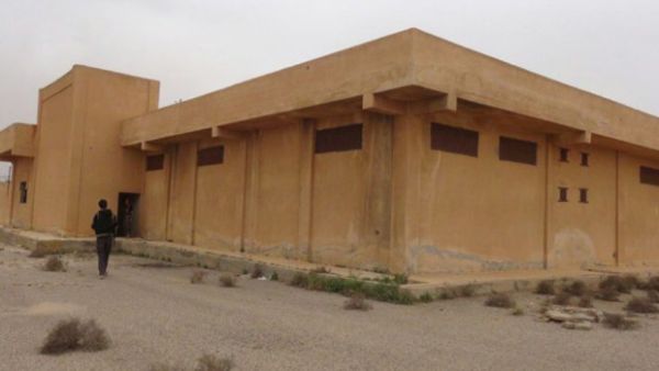 سجن أقامه تنظيم داعش الإرهابي في مدينة الطبقة السورية