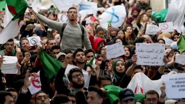 يأتي الاضراب مع استمرار التظاهرات في الجزائر ضد ترشيح بوتفليقة البالغ 82 عاما لولاية رئاسية خامسة 