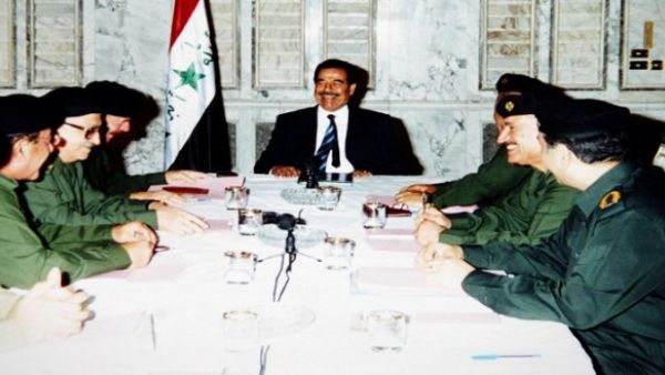 الرئيس العراقي الراحل صدام حسين يتوسط اجتماعا لكبار الضباط العراقيين