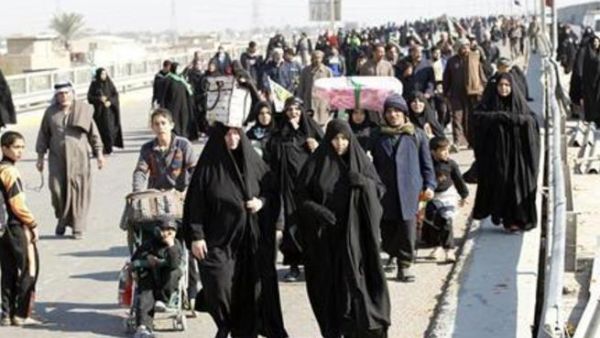 زوار شيعة في طريقهم لحضور احتفال في بغداد يوم الخميس
