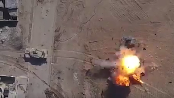 لحظة وقوع صاروخ على آلية عسكرية وانفجارها